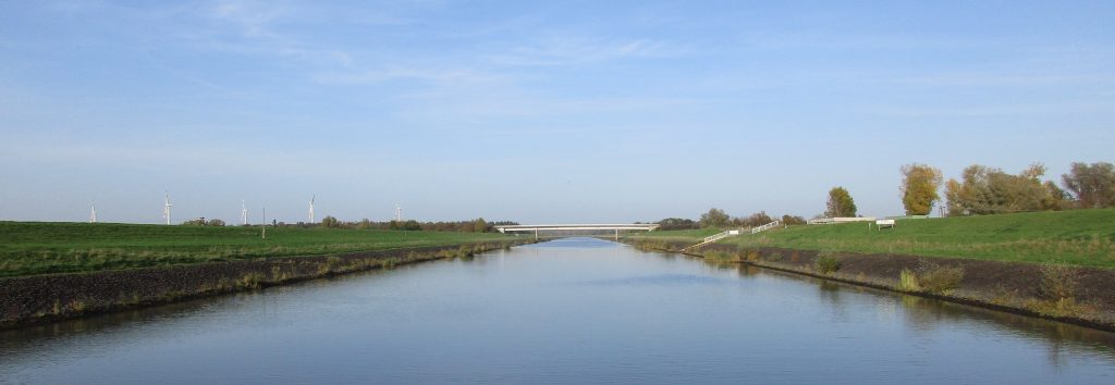 Foto eines langen, geraden Stückes des Elbe-Seitenkanals zwischen Scharnebeck und Artlenburg.