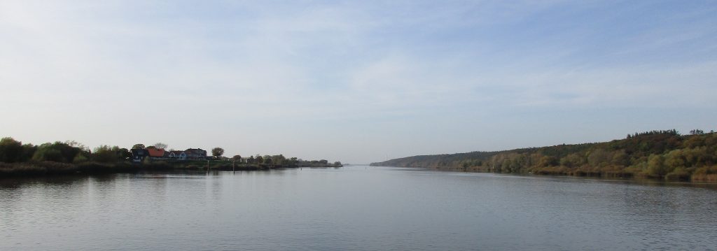 Foto eines langen, geraden Stückes der Elbe zwischen Artlenburg und Geesthacht.