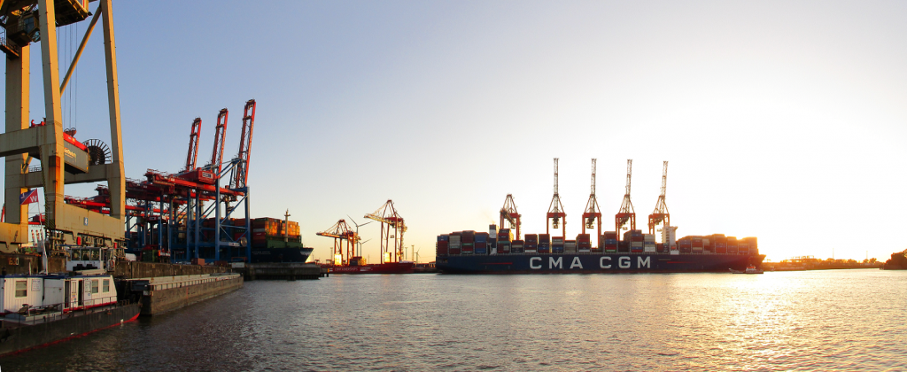 Große und kleine Containerschiffe liegen am Containerterminal Burchardkai.