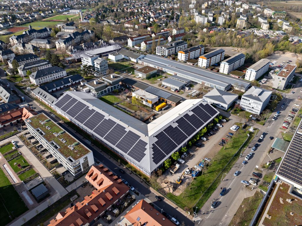Blick auf den Standort Karlsruhe, Kußmaulstraße 17, und die Photovoltaikanlage auf Halle 5